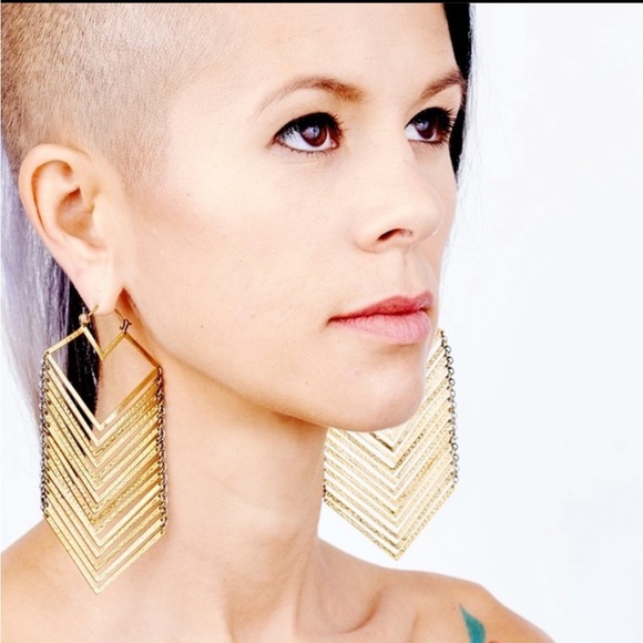 Tawapa Chevron Earrings - Picture 5 of 6